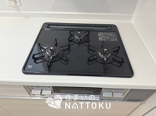 【ビルトインコンロ】フラットな構造で清掃性が高く、過熱防止センサー付3口タイプで日頃の家事も快適です。
