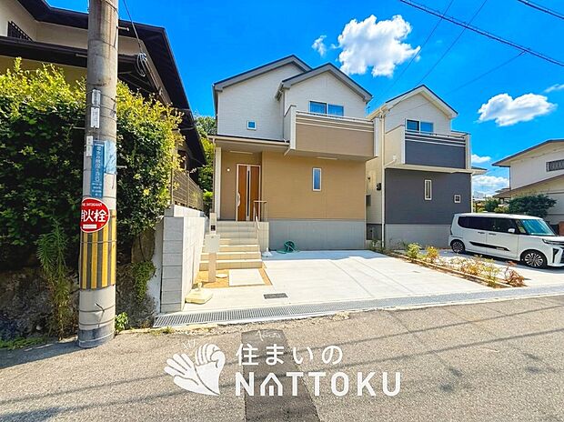 【現地写真(外観)【B号地】】軽くて火災に強い屋根材を採用し、地震時の建物への負担や揺れを軽減しています。