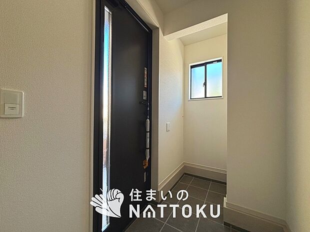 【現地写真(玄関)】玄関には、大型のシューズ収納を設置しています。