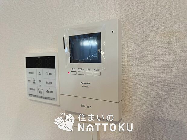 【TVモニター付インターホン】手放し通話ができ、送話表示灯で送話・受話状態が確認できます。
映像と音声で玄関先の様子をチェックできるモニター機能や、夜間の訪問者の顔も確認できるLEDライトを装備しています。