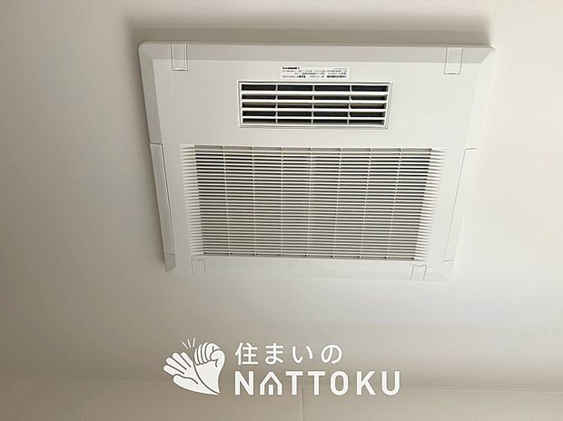 【電気式浴室暖房換気乾燥機】寒い冬場はあたたかく、暑い夏場は扇風機のような心地よさです。
雨の日は、浴室が衣類乾燥スペースになります。