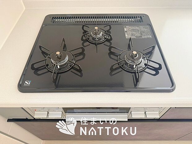 【ビルトインコンロ】フラットな構造で清掃性が高く、過熱防止センサー付3口タイプで日頃の家事も快適です。
