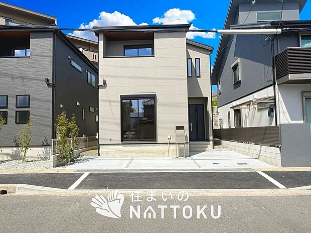 【現地写真(外観)【2号地】】軽くて火災に強い屋根材を採用し、地震時の建物への負担や揺れを軽減しています。