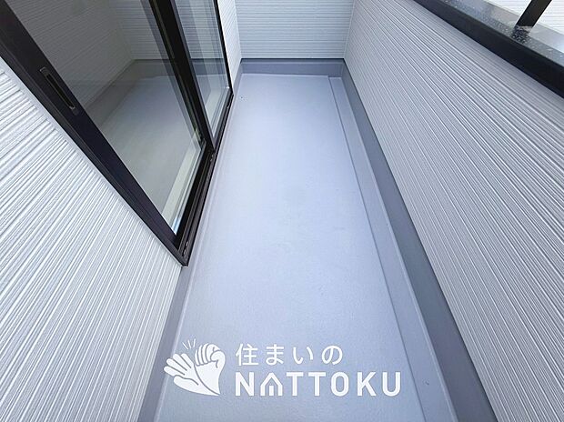 【バルコニー】奥行きが広く、洗濯物をゆったりと干せる十分な広さで、家族の洗濯も捗ります。
