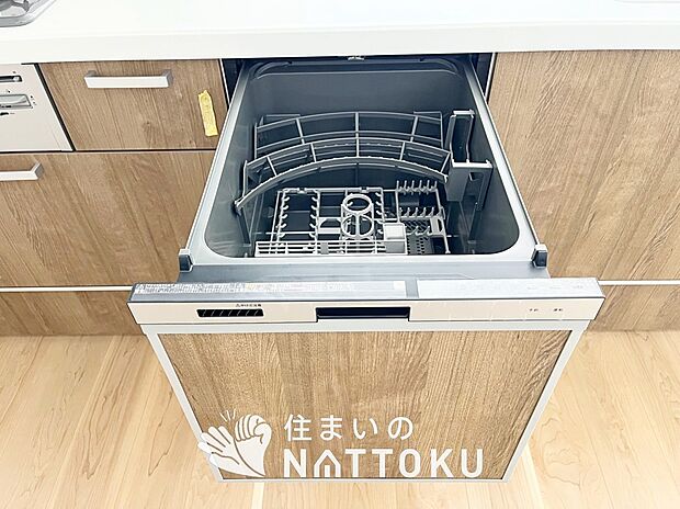 【食器洗い乾燥機】食後の時間にゆとりを与えてくれる食器洗い乾燥機。
操作ボタンも上面にあるので、腰をかがめずに操作ができラクラクです。