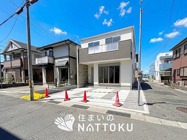 【現地写真(前道含む外観)】断熱性、気密性を高める工夫で一年中ずっと心地よく暮らせる、高気密・高断熱です。