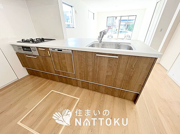 【現地写真(キッチン)】収納たっぷりのシステムキッチン、浄水器付水栓を標準装備しています。