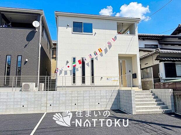 【現地写真(外観)【2号地】】軽くて火災に強い屋根材を採用し、地震時の建物への負担や揺れを軽減しています。