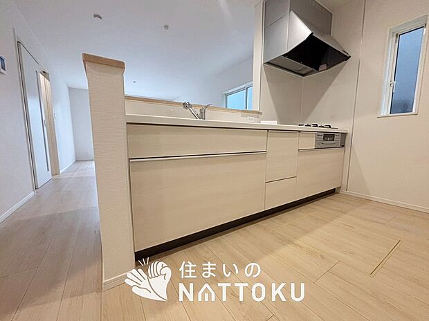 【現地写真(キッチン)】収納たっぷりのシステムキッチン、浄水器付水栓を標準装備しています。
