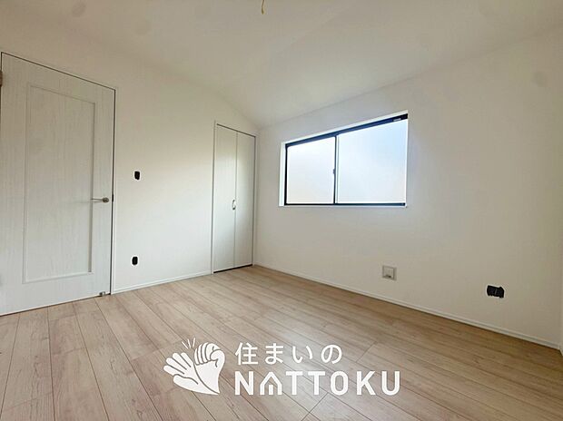 【現地写真（洋室）】木目の美しさを際立たせるシンプルデザインの建具を使用しています。