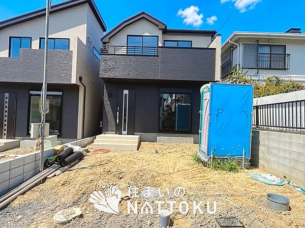 【現地写真(外観)【B号地】】軽くて火災に強い屋根材を採用し、地震時の建物への負担や揺れを軽減しています。