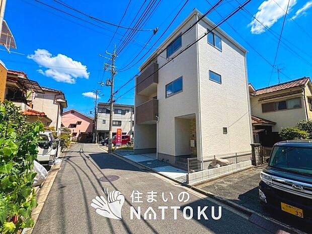 【現地写真(前道含む外観)】断熱性、気密性を高める工夫で一年中ずっと心地よく暮らせる、高気密・高断熱です。