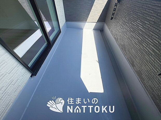 【バルコニー】奥行きが広く、洗濯物をゆったりと干せる十分な広さで、家族の洗濯も捗ります。