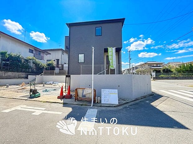 【現地写真(外観)】雨で汚れを落とし、耐久性・耐候性に優れた外壁を使用しています。