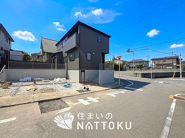 【現地写真(前道含む外観)】軽くて火災に強い屋根材を採用し、地震時の建物への負担や揺れを軽減しています。