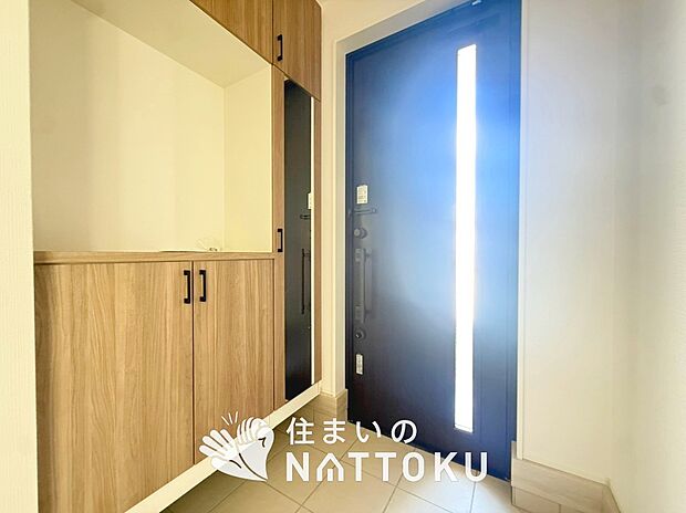 【現地写真(玄関)】玄関には、大型のシューズ収納を設置しています。
