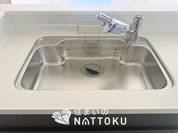 【浄水器内臓ハンドシャワー付シンク】広々とした凸型シンクに洗剤ポケットを標準装備。すっきり収納できます。
また、蛇口の先端に浄水器を内蔵しているため場所をとりません。