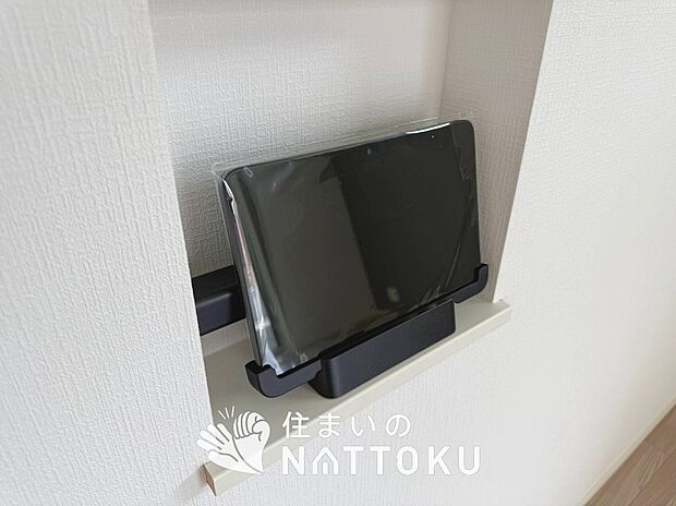 【TVモニター付インターホン】玄関の子機にカメラが付いており、来訪者の顔を確認できるため、音声だけの対応とは安心感が違います。
また、ハンズフリー通話で受話器を持つわずらわしさを解消できます。