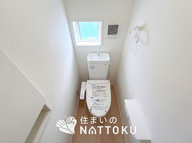 【トイレ】汚れてもサッとひと拭きでお手入れ簡単、エコ仕様の温水洗浄便座付きのトイレです。
バリアフリーにも配慮しています。