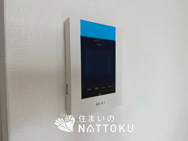【TVモニター付インターホン】手放し通話ができ、送話表示灯で送話・受話状態が確認できます。
映像と音声で玄関先の様子をチェックできるモニター機能や、夜間の訪問者の顔も確認できるLEDライトを装備しています。