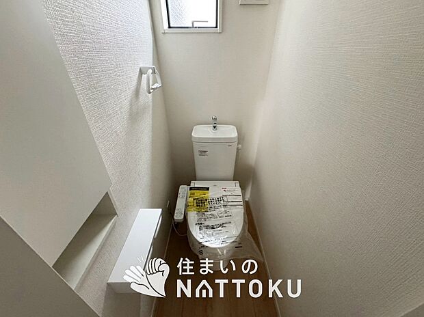 【トイレ】汚れてもサッとひと拭きでお手入れ簡単、エコ仕様の温水洗浄便座付きのトイレです。
バリアフリーにも配慮しています。
