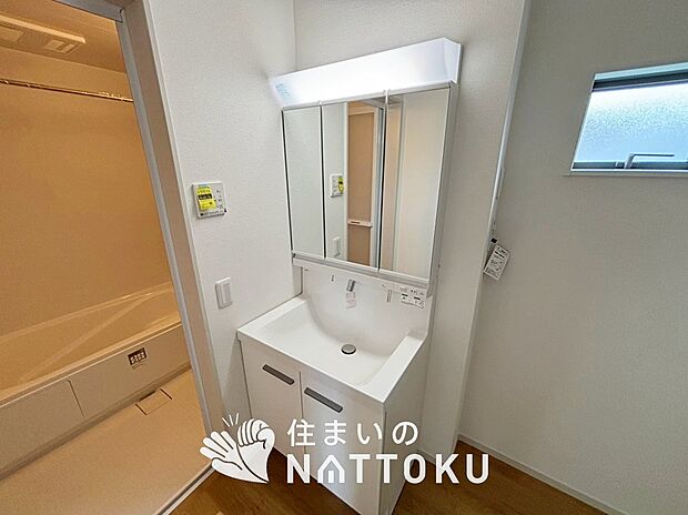 【洗面台・洗面所】鏡の両サイドは、必要なものを取出しやすく、大きな鏡面で朝の準備も快適。
使いやすいリフトアップ機能付きのシングルレバーシャワー水栓付です。