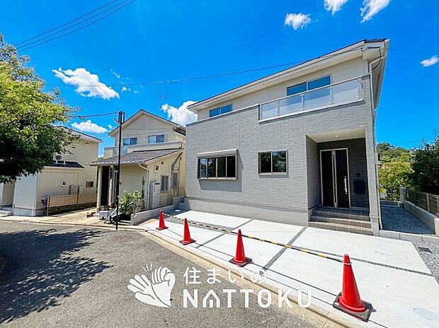【現地写真(前道含む外観)】断熱性、気密性を高める工夫で一年中ずっと心地よく暮らせる、高気密・高断熱です。
