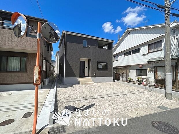 【現地写真(外観)【1号地】】軽くて火災に強い屋根材を採用し、地震時の建物への負担や揺れを軽減しています。
