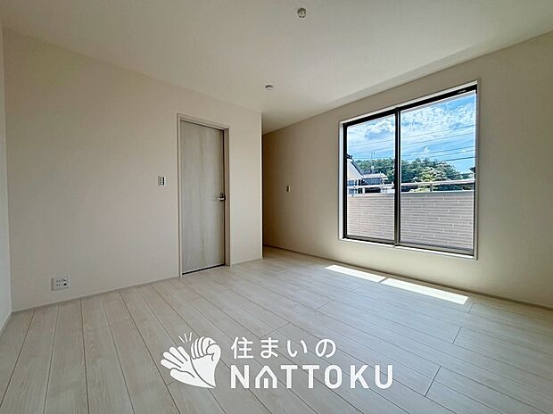 【現地写真（寝室）】木目の美しさを際立たせるシンプルデザインの建具を使用しています。