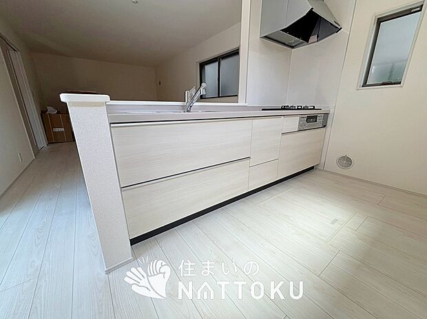 【現地写真（キッチン）】収納たっぷりのシステムキッチン、浄水器付水栓を標準装備しています。