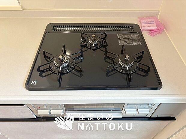 【ビルトインコンロ】フラットな構造で清掃性が高く、過熱防止センサー付3口タイプで日頃の家事も快適です。