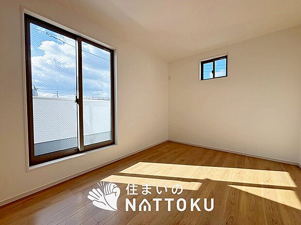 【現地写真(寝室)】木目の美しさを際立たせるシンプルデザインの建具を使用しています。