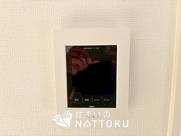 【TVモニター付インターホン】来訪者を画像と音声で確認できる、防犯性に優れた安心のシステム。
スッキリしたデザインで、誰でも簡単に操作できます。