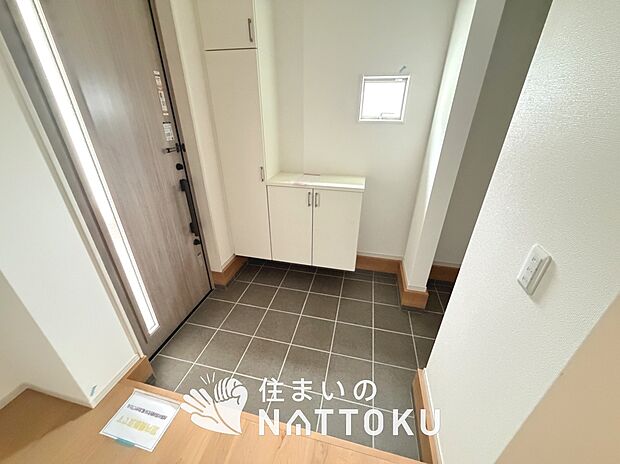 【現地写真（玄関）】玄関には、大型のシューズ収納を設置しています。