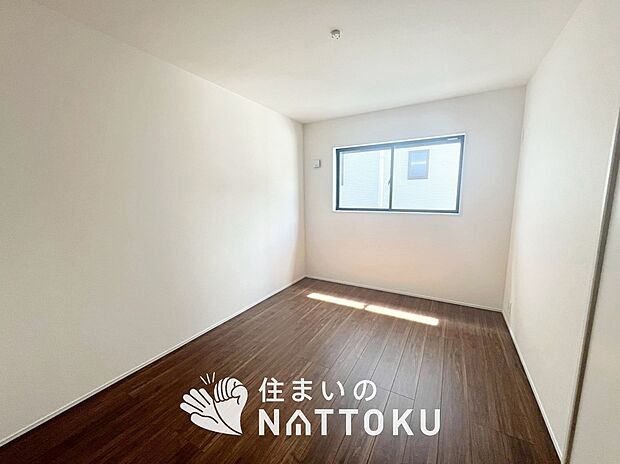 【現地写真(洋室)】木目の美しさを際立たせるシンプルデザインの建具を使用しています。