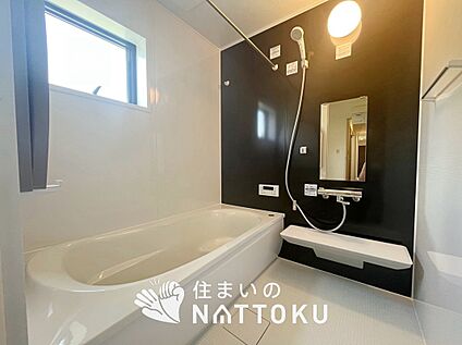 収納たっぷりのシステムキッチン、浄水器付水栓を標準装備してい
