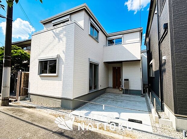【現地写真（外観）【３号地】】軽くて火災に強い屋根材を採用し、地震時の建物への負担や揺れを軽減しています。