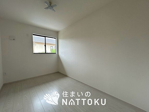 【現地写真（洋室）】木目の美しさを際立たせるシンプルデザインの建具を使用しています。