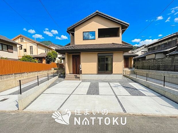 【現地写真（外観）【２号地】】軽くて火災に強い屋根材を採用し、地震時の建物への負担や揺れを軽減しています。