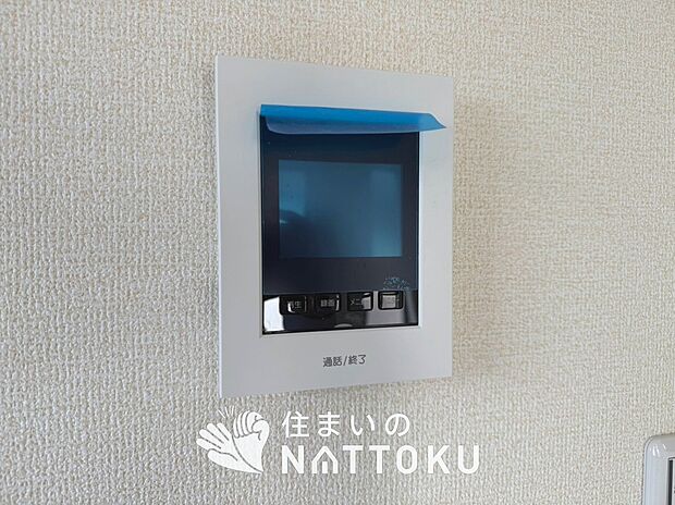 【TVモニター付インターホン】録画機能付きで、自動録画のほか、手動録画もできます。
受話、呼出音量の調整、明るさ調整が可能です。また、来訪者をズーム機能でズームアップして確認できます。