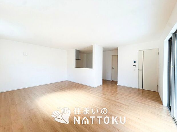 【現地写真(リビング)】フローリング材には、木目、色調など木材特有の風合いがあり、ナチュラルな美しさになっています。