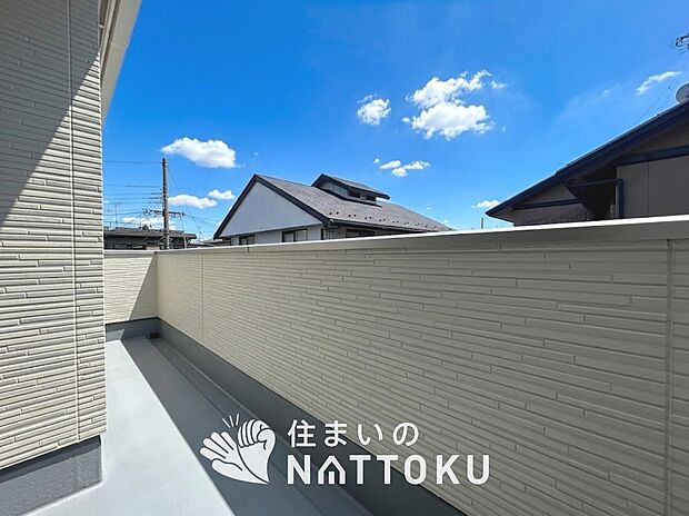 【バルコニー】奥行きが広く、洗濯物をゆったりと干せる十分な広さで、家族の洗濯も捗ります。