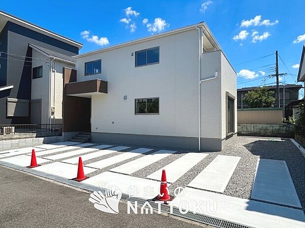 【現地写真(外観)】軽くて火災に強い屋根材を採用し、地震時の建物への負担や揺れを軽減しています。