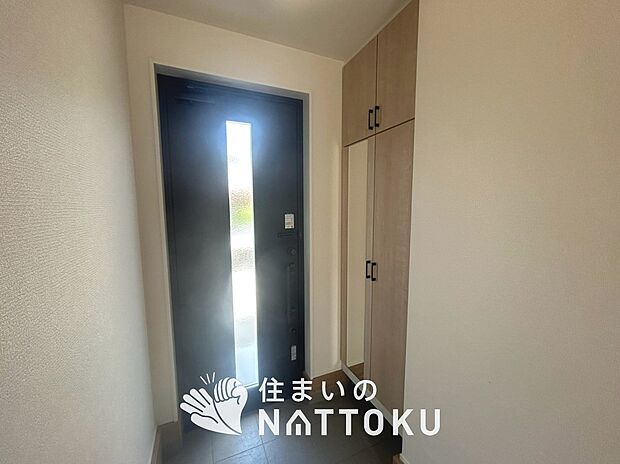 【現地写真(玄関)】玄関には、大型のシューズ収納を設置しています。