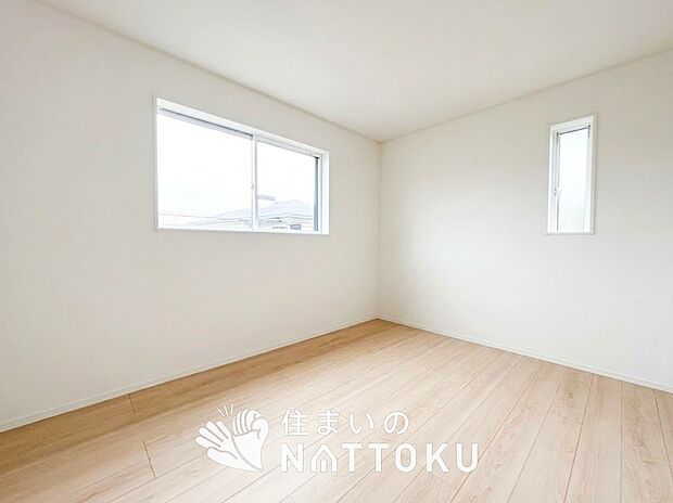 【現地写真(洋室)】木目の美しさを際立たせるシンプルデザインの建具を使用しています。