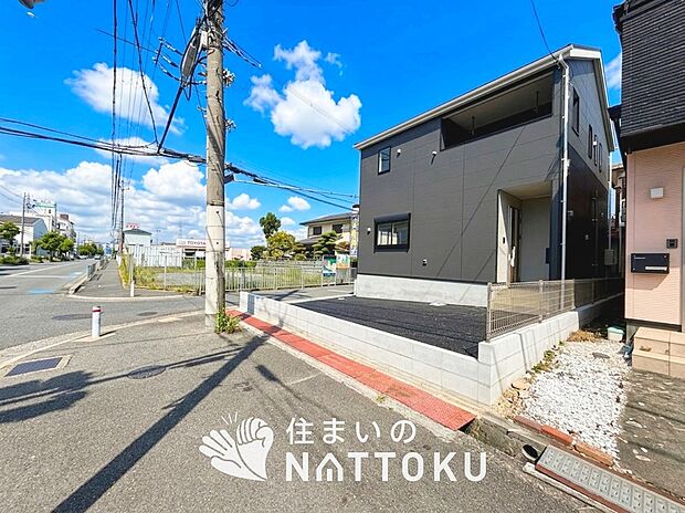 【現地写真(前道含む外観)】健康被害に配慮したもっとも安全性の高い建材を採用し、シックハウス対策をしております。