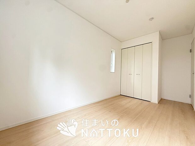 【現地写真（寝室）】木目の美しさを際立たせるシンプルデザインの建具を使用しています。