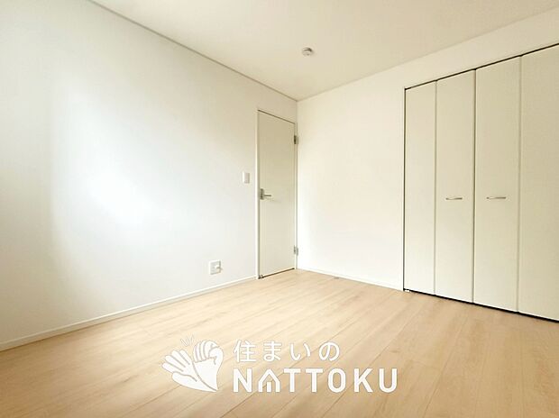 【現地写真（洋室）】木目の美しさを際立たせるシンプルデザインの建具を使用しています。