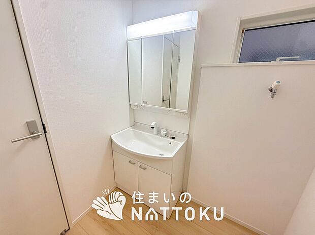 【洗面台・洗面所】鏡の両サイドは、必要なものを取出しやすく、大きな鏡面で朝の準備も快適。
使いやすいリフトアップ機能付きのシングルレバーシャワー水栓付です。
