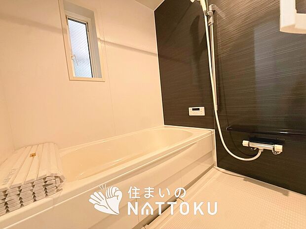 【現地写真（浴室）】浴室暖房乾燥機付き。１坪タイプで広々です。